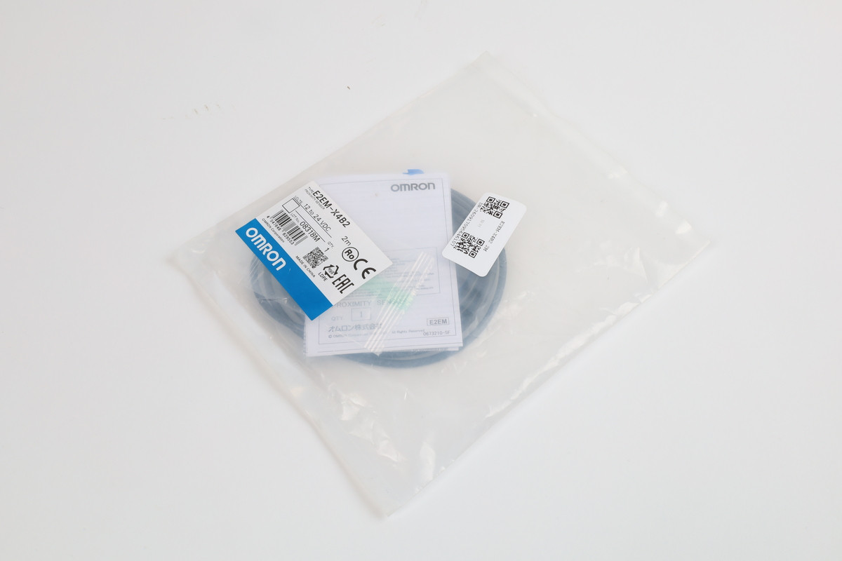 E2EM-X4B2 2M New in sealed package