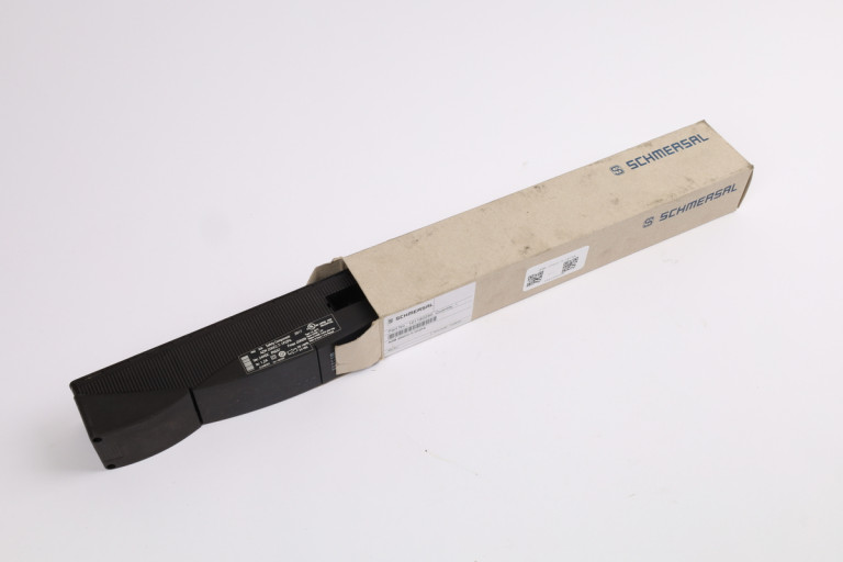 AZM 200CC-T-1P2PA 101180289 New in an open package