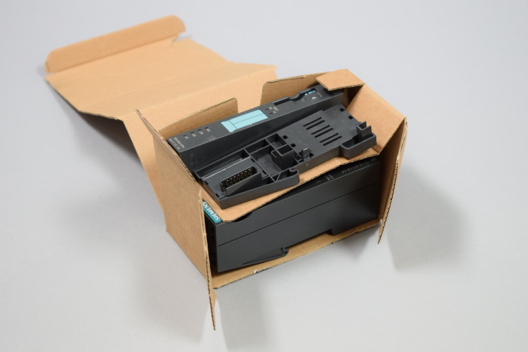 6ES7151-3BA23-0AB0 Nei an engem oppene Pak