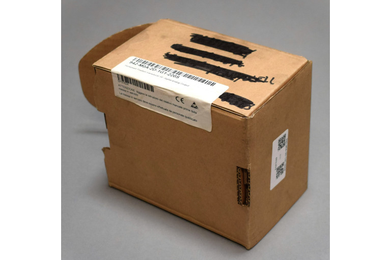 942-M0A-2D-1G1-220S New in an open package